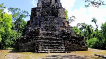 antiguo sitio maya con templo ruinas pirámides artefactos muyil mexico.