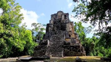 antiguo sitio maya con templo ruinas pirámides artefactos muyil mexico. video