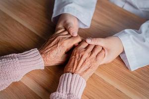 el médico estrechó la mano del paciente en señal de aliento. foto