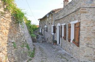 caruggio de génova calles estrechas en el casco antiguo foto