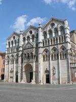 catedral románica duomo de ferrara en emilia romagna, italia foto