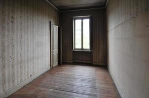 interior de casa abandonada foto