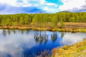 cielo azul reflexión lago río reflexión naturaleza paisaje nissedal norway. foto