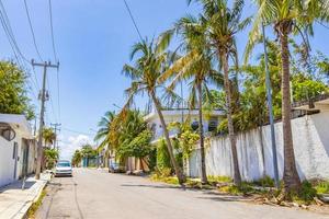 Calle típica y paisaje urbano de Playa del Carmen, México. foto