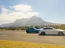 conduzca por la montaña de la mesa en ciudad del cabo, sudáfrica. foto