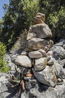 piedras apiladas como guía para los excursionistas del parque nacional de la montaña de la mesa. foto