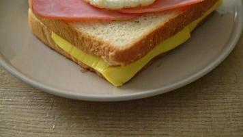 Pan casero con jamón tostado con queso y huevo frito con salchicha de cerdo para el desayuno video