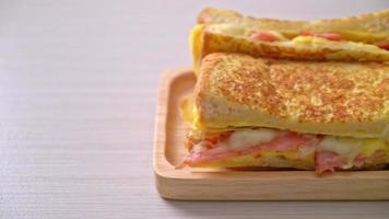 Sándwich de tostadas francesas caseras jamón tocino queso con huevo video