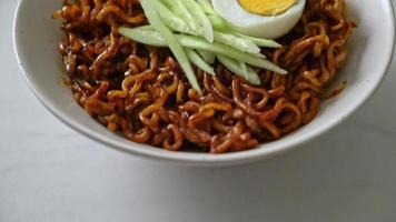 Koreanische Instant-Nudeln mit schwarzer Bohnensauce, Gurke und gekochtem Ei oder Jajangmyeon oder Jjajangmyeon - koreanischer Essensstil video