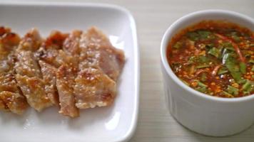 pescoço de porco grelhado ou pescoço de porco cozido no carvão com molho picante tailandês video