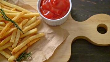 papas fritas o papas fritas con crema agria y salsa de tomate video