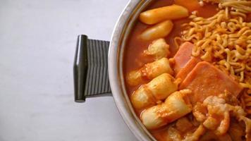 budae jjigae oder budaejjigae oder Armeeeintopf oder Armeebasiseintopf. Es ist voll mit Kimchi, Spam, Würstchen, Ramen-Nudeln und vielem mehr - beliebter koreanischer Hot-Pot-Food-Stil video