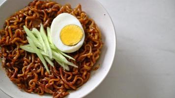 fideos instantáneos coreanos con salsa de frijol negro cubierto de pepino y huevo cocido o jajangmyeon o jjajangmyeon - estilo de comida coreana video