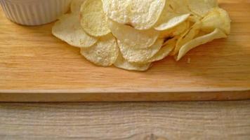 Kartoffelchips mit Sauerrahm-Dip video