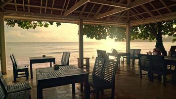 chaise en bois vide avec fond de mer de plage video