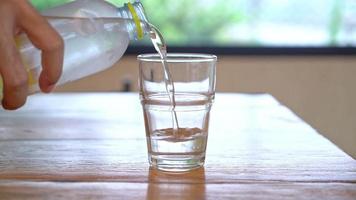 verter agua de bebida en un vaso video