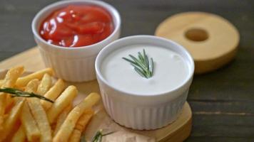 Pommes Frites oder Kartoffelchips mit Sour Cream und Ketchup video