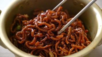 fideos instantáneos coreanos con salsa de frijol negro cubierto de pepino y huevo cocido o jajangmyeon o jjajangmyeon - estilo de comida coreana video