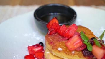 Pfannkuchen mit frischer Erdbeere und Ahorn video
