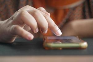 Cerca de la mano de la mujer sosteniendo un teléfono inteligente. foto