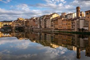 florencia, toscana, italia - 18 de octubre. vista de los edificios a lo largo y al otro lado del río arno en florencia el 18 de octubre de 2019. personas no identificadas. foto