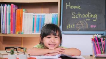 alunas asiáticas estudando em casa durante a quarentena. novo normal. Educação escolar em casa. video