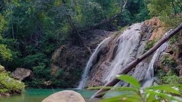 koh luang vattenfall. vacker vattenvägg i mae ping nationalpark lamphun-provinsen, thailand. video