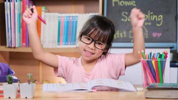 étudiantes asiatiques qui étudient à la maison pendant la quarantaine. nouvelle normalité. l'enseignement à domicile. video