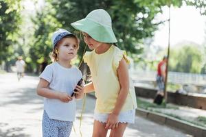 niña feliz con auriculares para compartir música foto