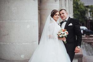 pareja de novios el día de su boda foto