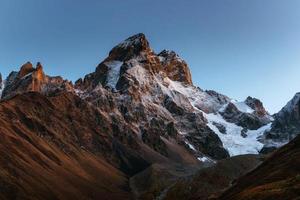 fantástico paisaje y picos nevados en la primera luz del sol de la mañana. foto