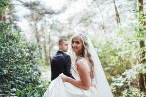 feliz pareja joven posa para los fotógrafos en su día más feliz. foto