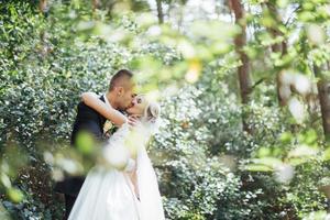 novio en un parque el día de su boda foto