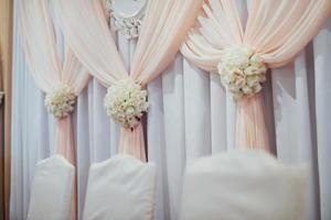 mesa principal decorada de lujo en el salón de bodas foto
