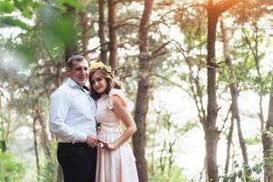 caminar una feliz pareja joven en la naturaleza foto