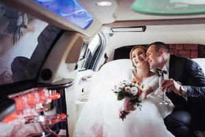 feliz hombre y mujer sonriendo regocijándose en el día de la boda. foto