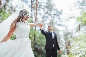 novio en un parque el día de su boda foto