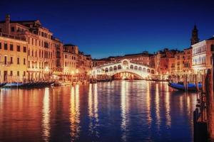 paisaje de la ciudad. puente de rialto en venecia, italia foto