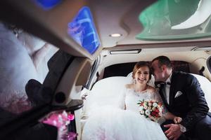 feliz hombre y mujer sonriendo regocijándose en el día de la boda. foto