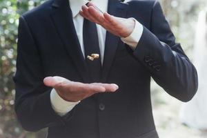 novio con anillos de boda en sus manos foto