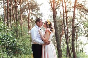 pareja feliz en un mundo de belleza de bosque de pinos foto