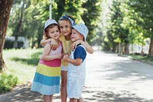 encantadores niños lindos jugando en el parque un hermoso verano foto