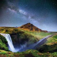 hermosa cascada el cielo estrellado y la vía láctea. Islandia. foto