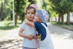 retrato de una niña y su hermano. foto