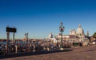 vistas al gran canal y la basílica de santa maría foto