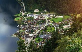 vista desde la altura de la ciudad de hallstatt entre las montañas. austríaco foto