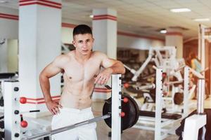 retrato de un joven hermoso y atractivo foto