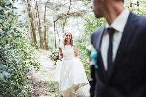 feliz pareja joven posa para los fotógrafos en su día más feliz. foto