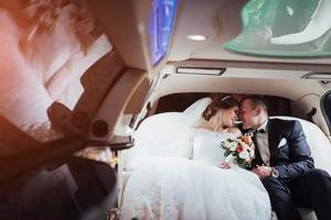 feliz hombre y mujer sonriendo regocijándose en el día de la boda. foto