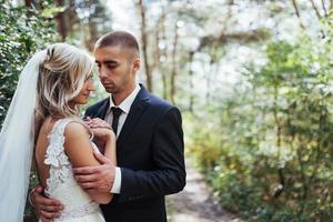 feliz pareja joven posa para los fotógrafos en su día más feliz. foto